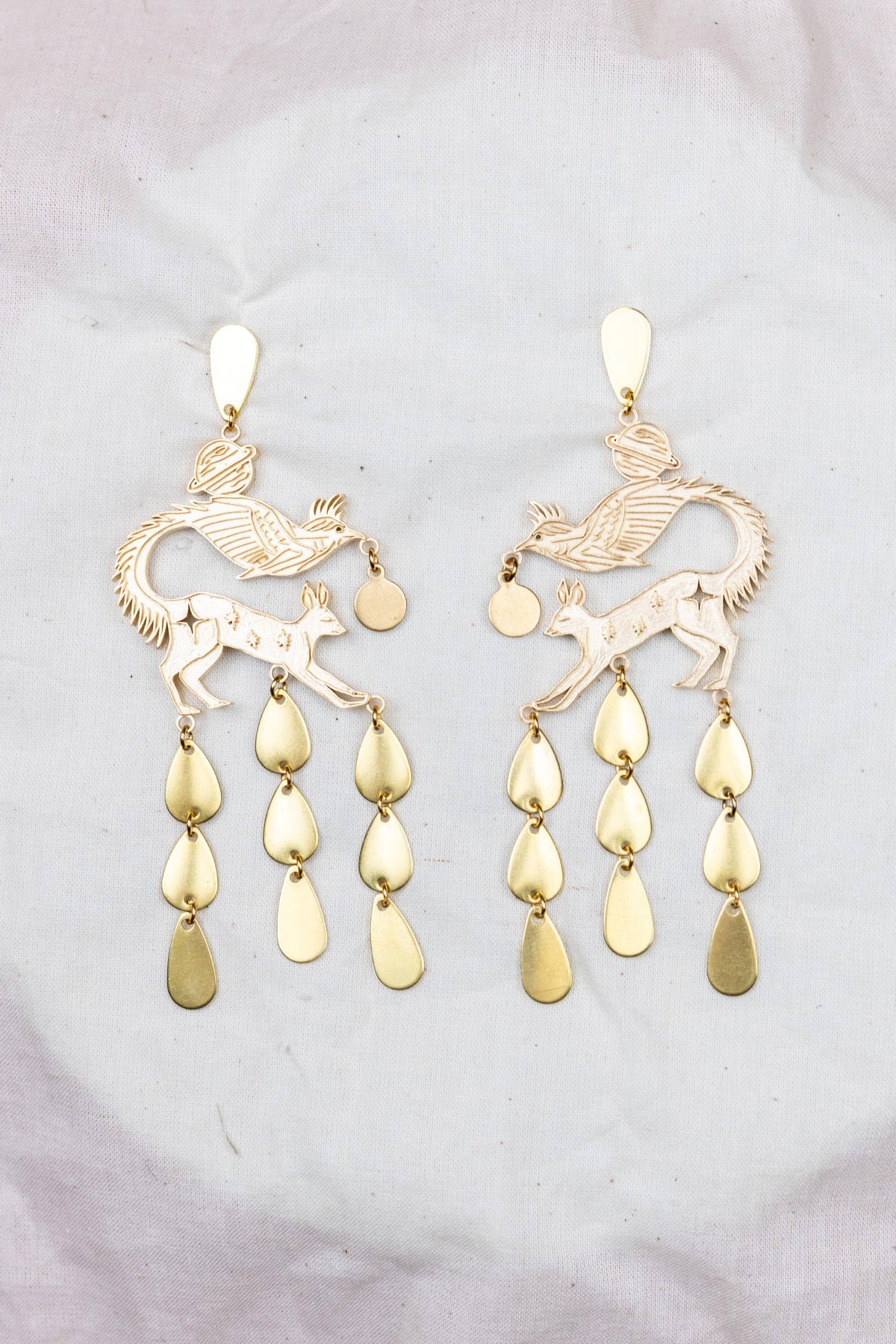 Quilinx gold tone chandelier earrings with horse charms and teardrop pendants
