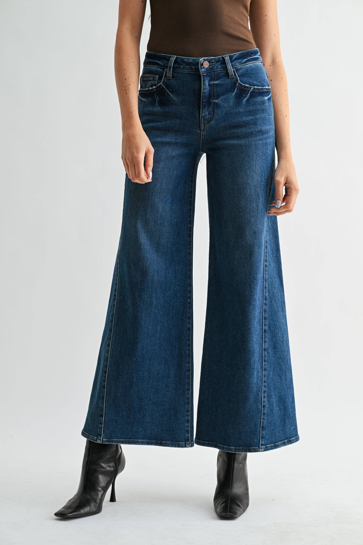 MEDIUM SUPER WIDE LEG JEANS WITH TWISTED SIDE SEAM