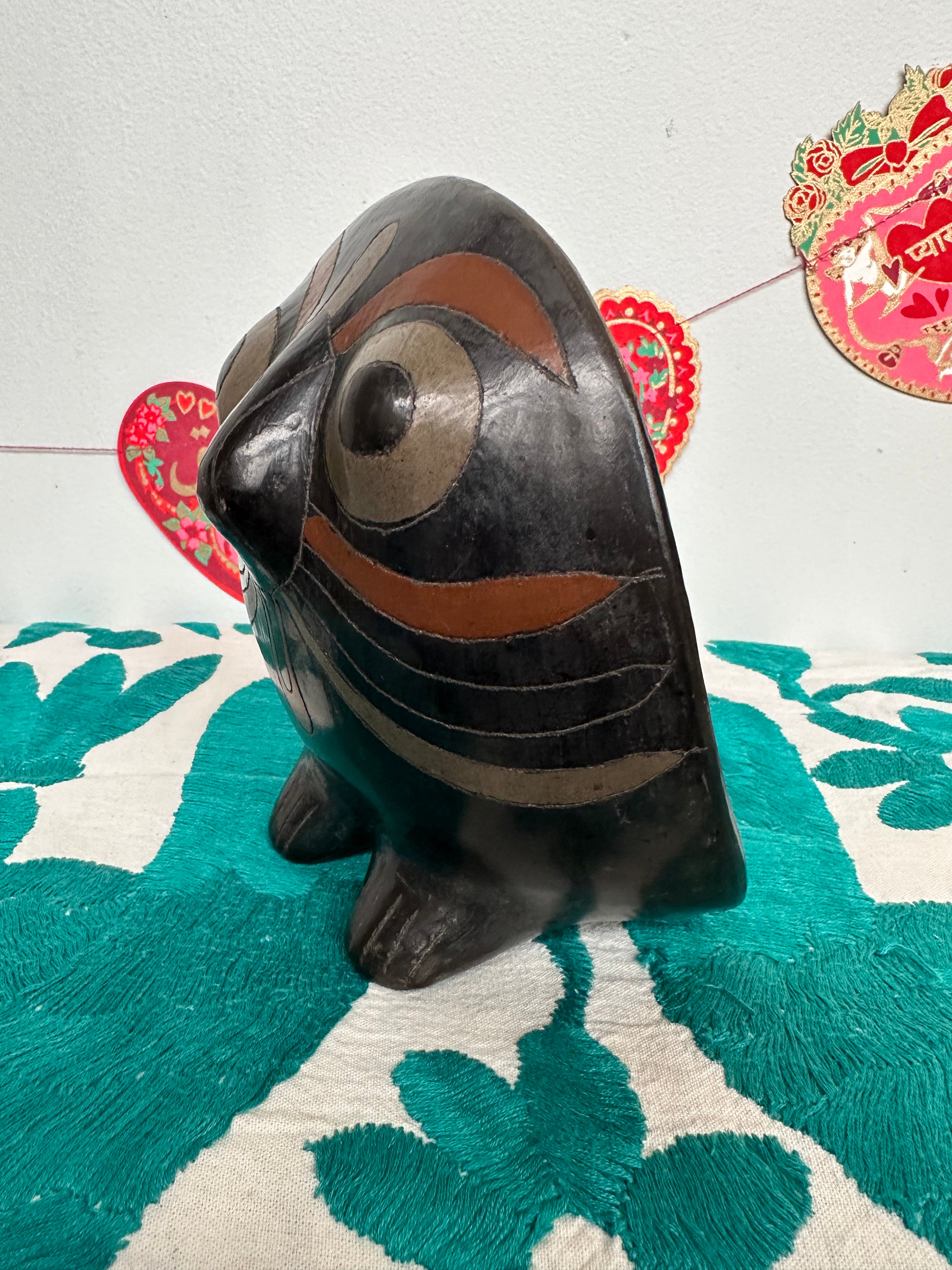 Love Bird | Large Moody Black Clay Tonála