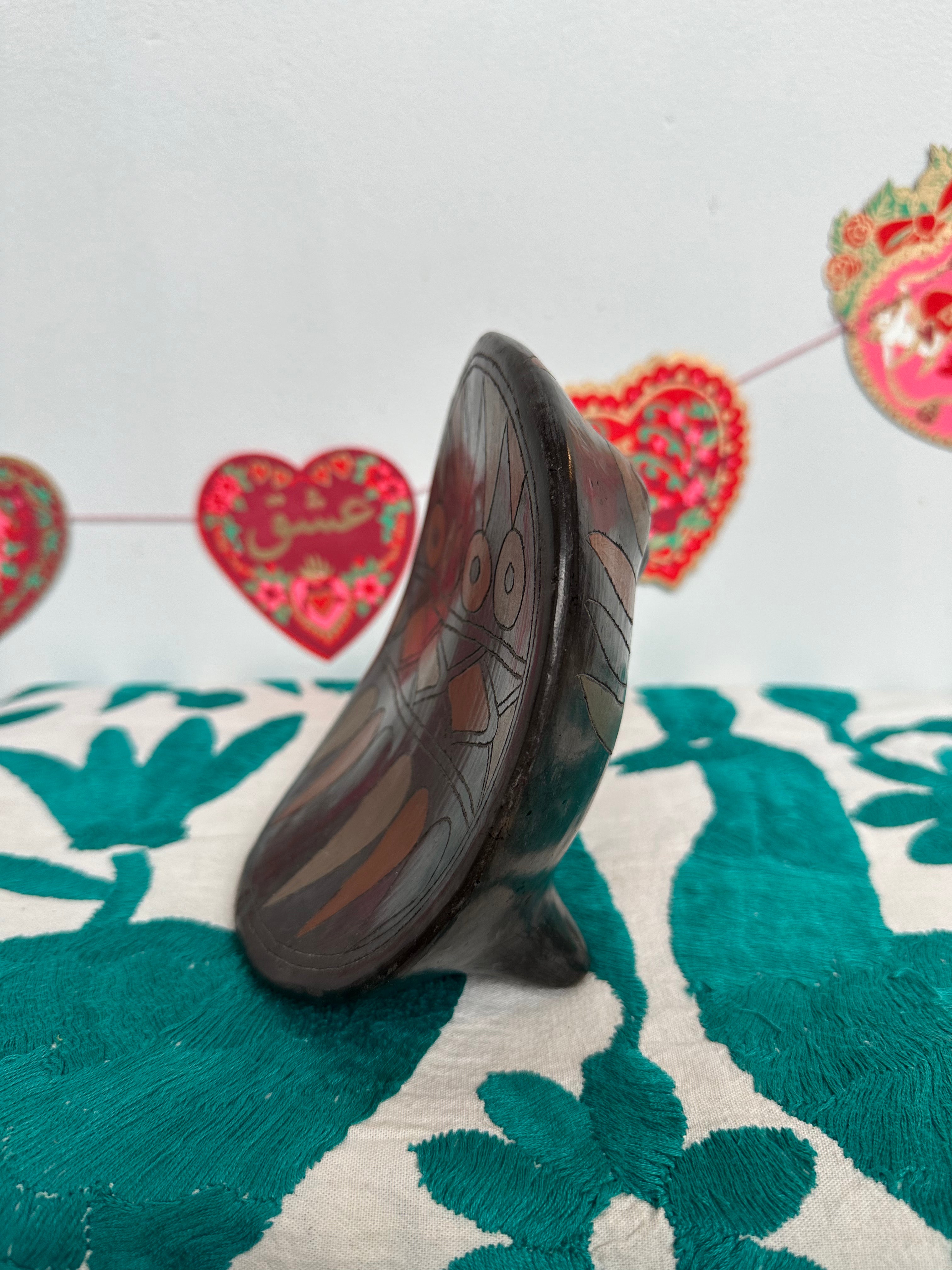Love Bird | Large Moody Black Clay Tonála