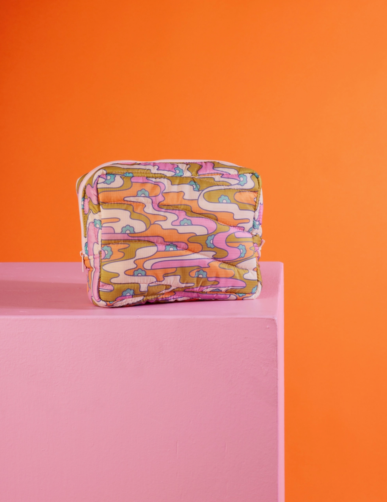 Psych Flower Busy Bee Bag By © Elizabeth Olwen