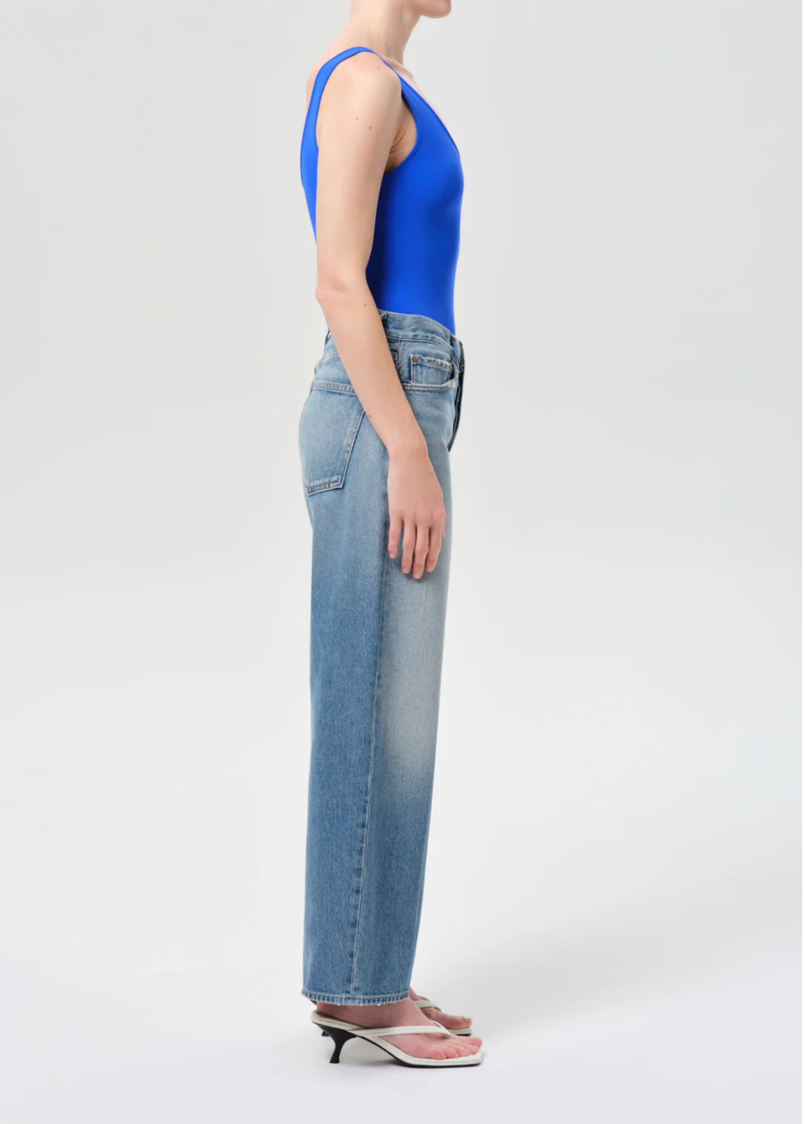 Model wearing light wash denim styled in a relaxed fit with the Arc Jean 29" In Brink by Agolde