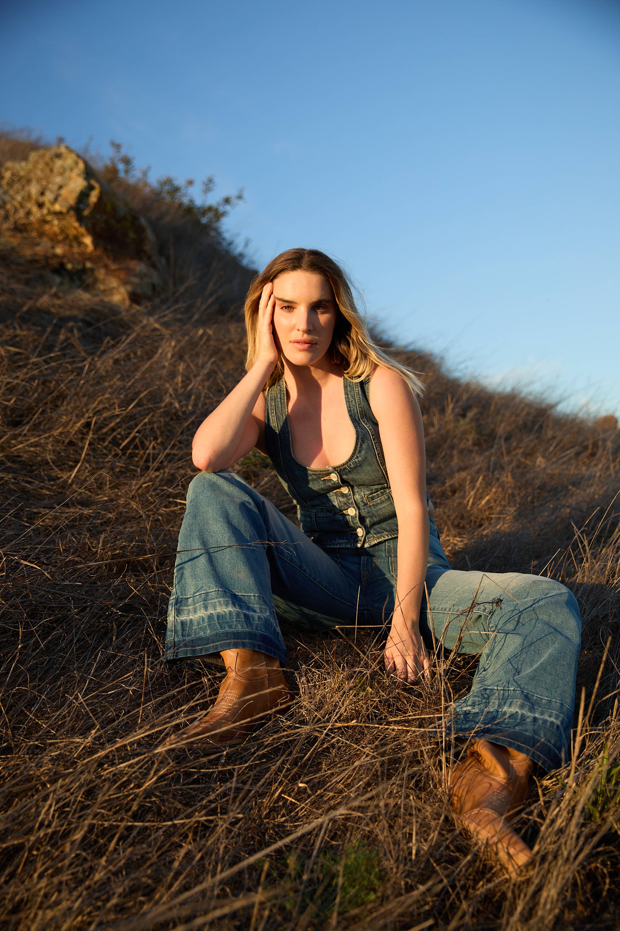 DAKOTA DENIM VEST in ROAD TRIP WASH