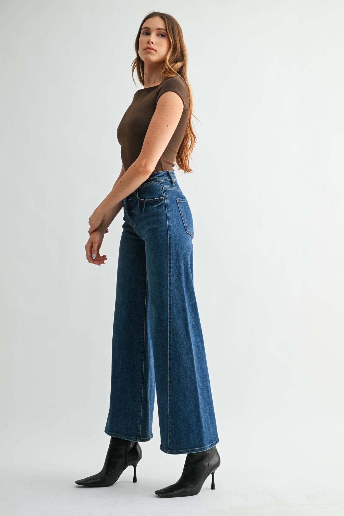 MEDIUM SUPER WIDE LEG JEANS WITH TWISTED SIDE SEAM
