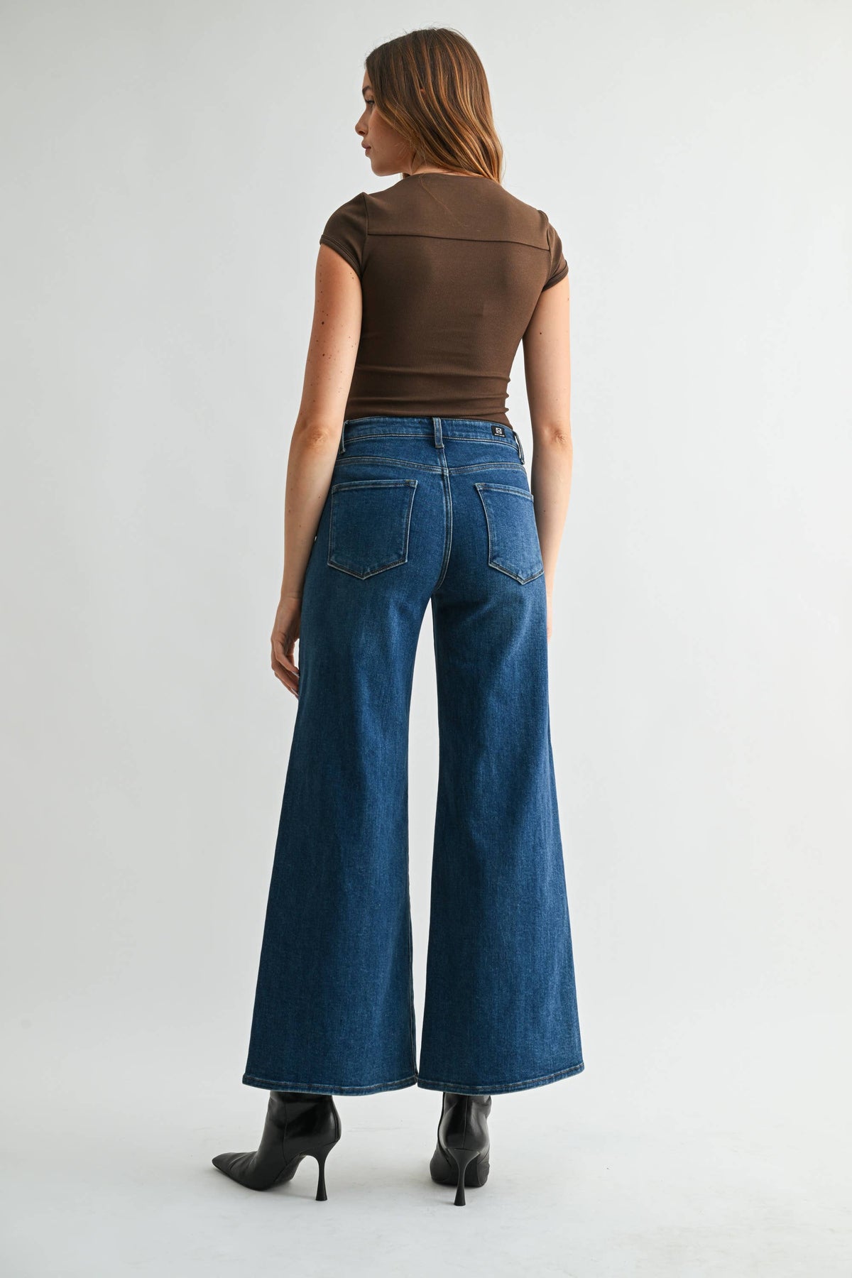 MEDIUM SUPER WIDE LEG JEANS WITH TWISTED SIDE SEAM