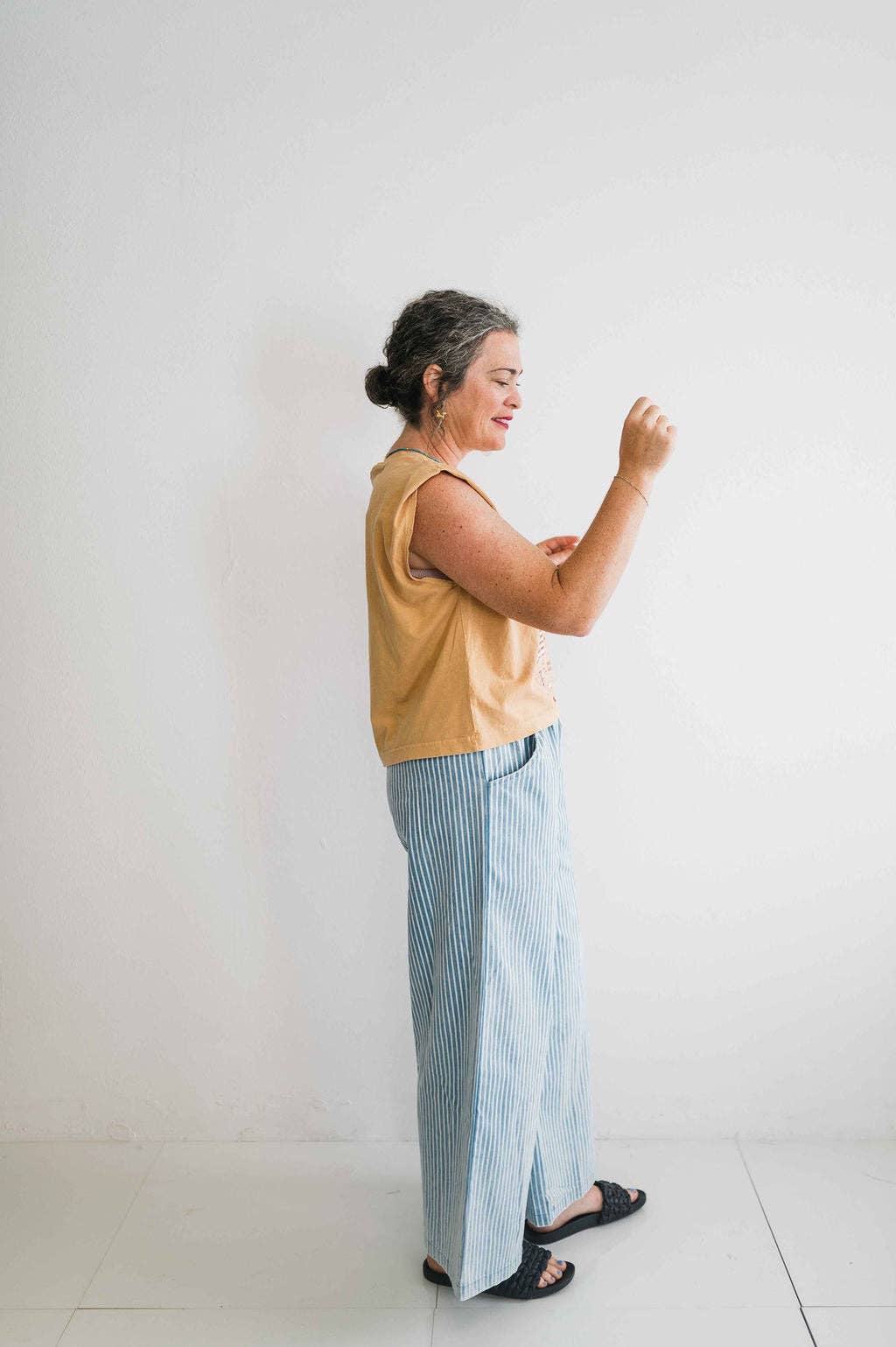 Roll with it armadillo | faded mustard boxy muscle tee